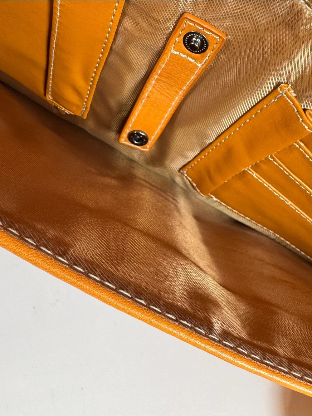 Great condition Kenneth Cole Colombian Leather Messenger Briefcase Portfolio Bag